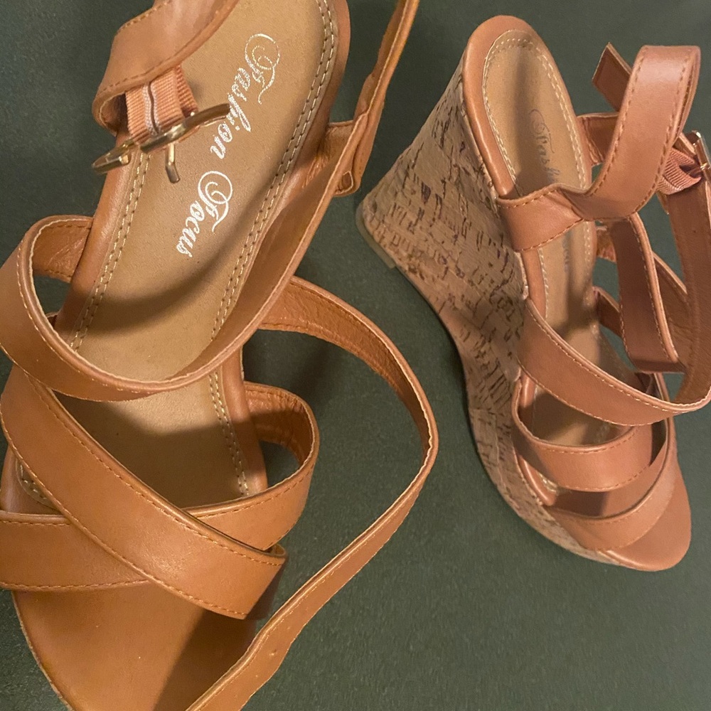 New women’s light brown platform sandals